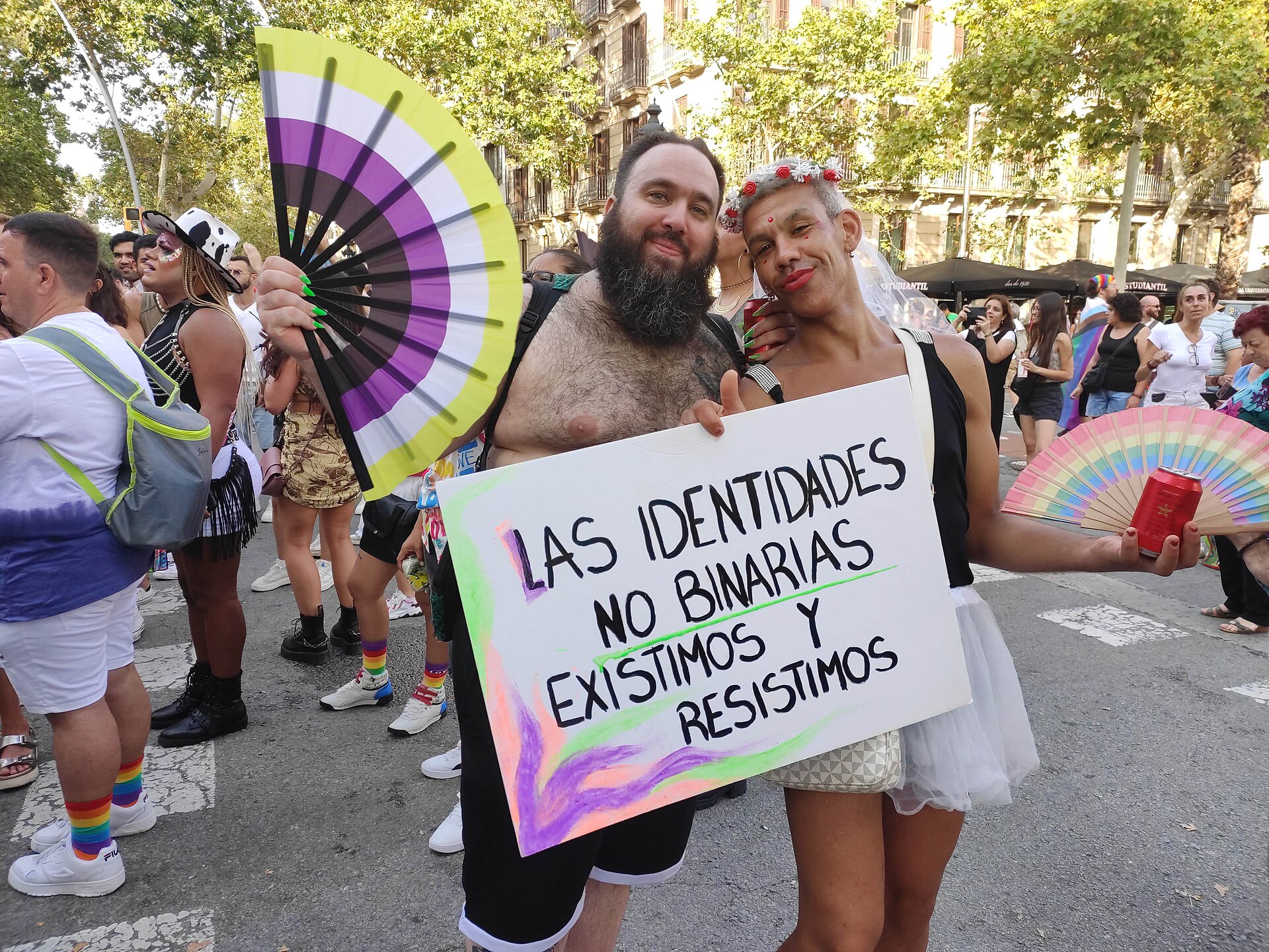 Multitud celebrando el Orgullo en una calle de Barcelona