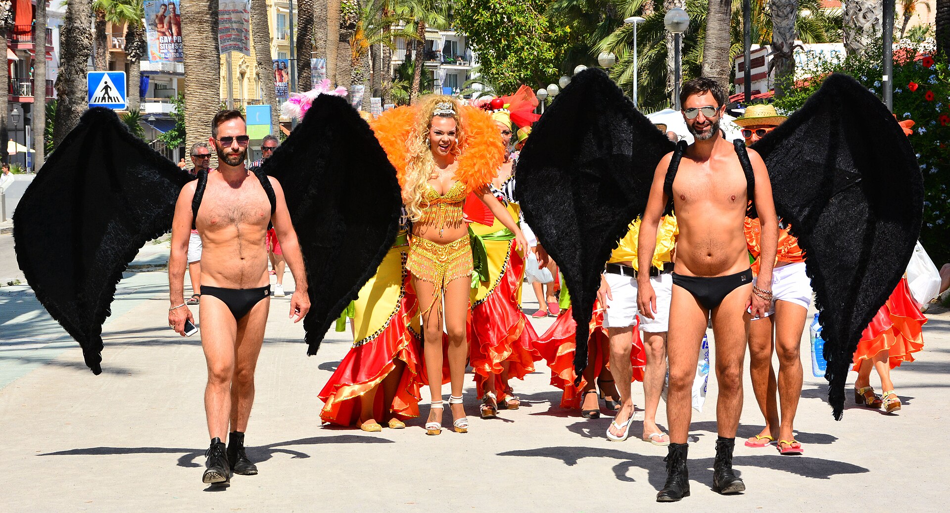 Celebración del Orgullo en Sitges junto a la costa
